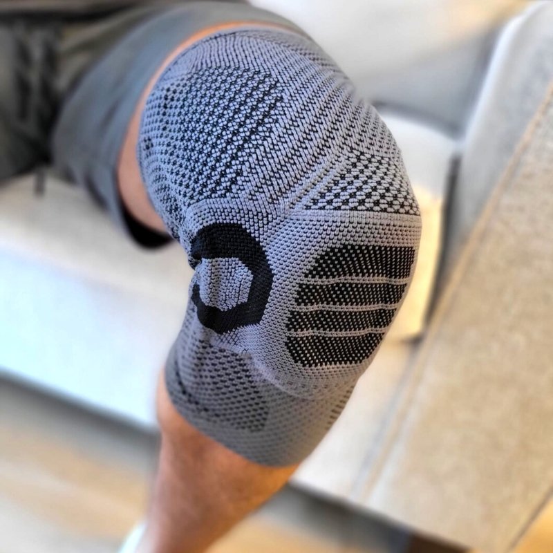Knee Compression Sleeves for Everyday Support During Walking and Training